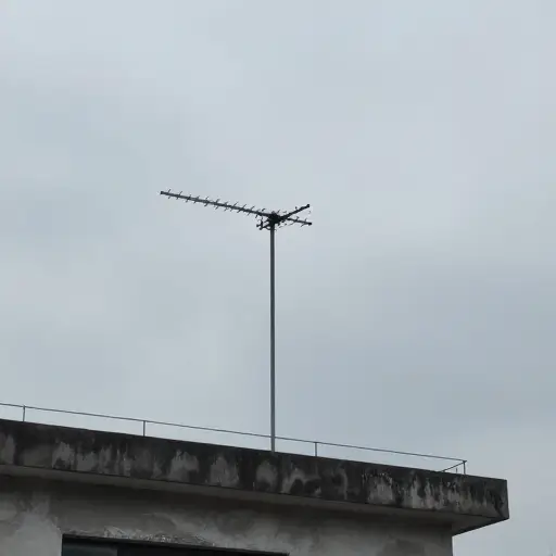 屋顶上的天线接收信号不太好。
