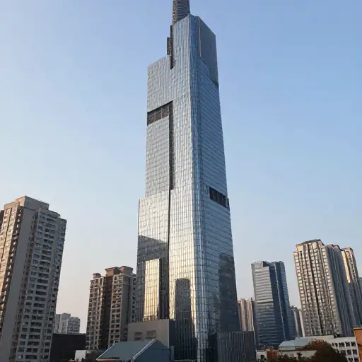 那座新的现代主义建筑极大地改变了城市的天际线。