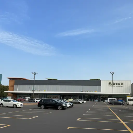 他经常把车停在超市旁边的停车场。