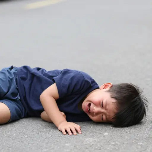 孩子摔倒后继续大声抽泣。