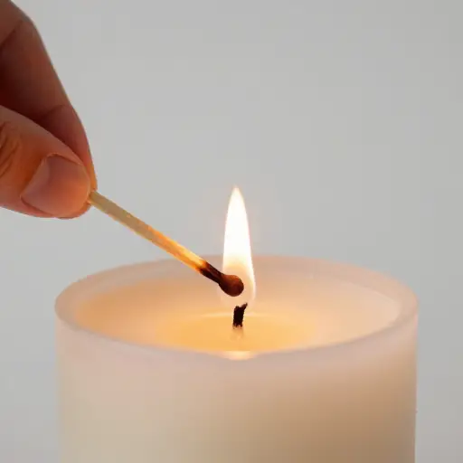我划了根火柴，点燃了蜡烛。