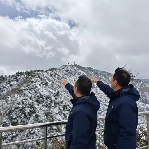 气象学家对盛夏降雪的异常天气模式感到困惑。