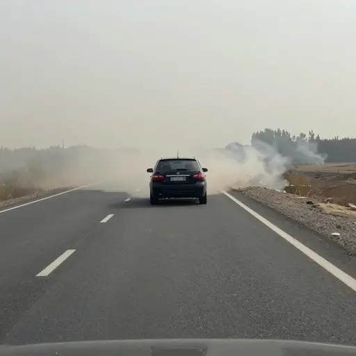 几颗炸弹在车附近爆炸，但我们设法通过了。