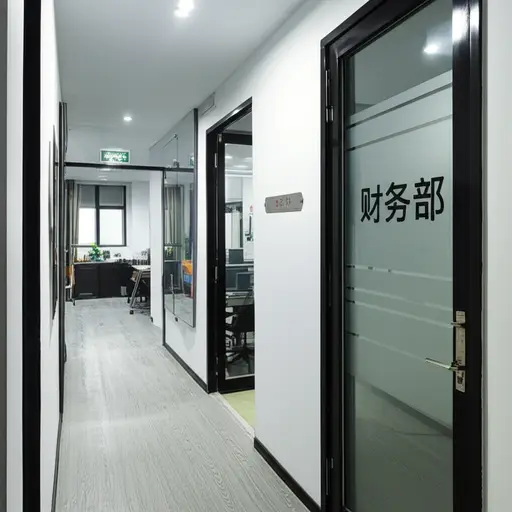 我们公司的财务部门位于三楼。