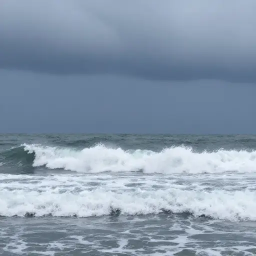 暴风雨期间，海浪变得越来越高。