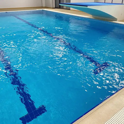 游泳池的深水区有标记。