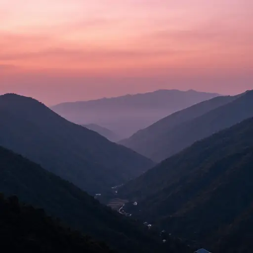 玫瑰色的黎明曙光慢慢照亮了宁静的山谷。