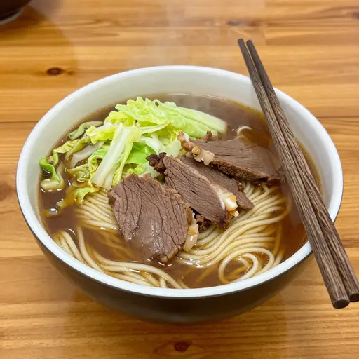 我想要牛肉卷心菜面条。