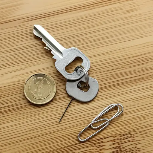 桌子上摆放着几个小物件。