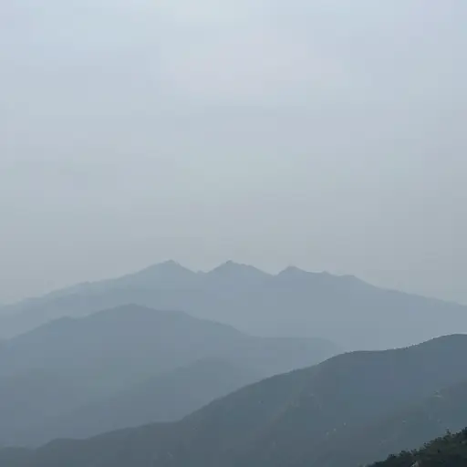 群山隐藏在雾蒙蒙的阴暗中。