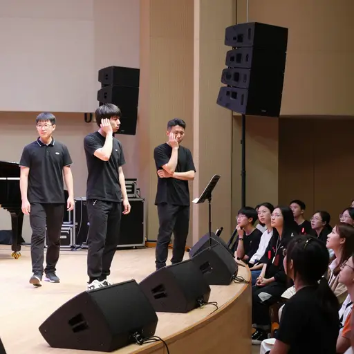 音乐会期间，主音响系统突然失灵了。