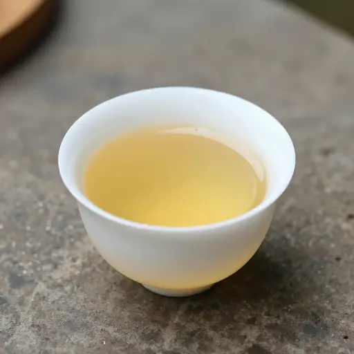 这杯茶太淡了，几乎没有什么味道。