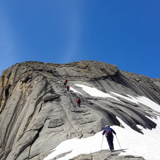 登山者开始缓慢地沿着陡峭的山坡下降。