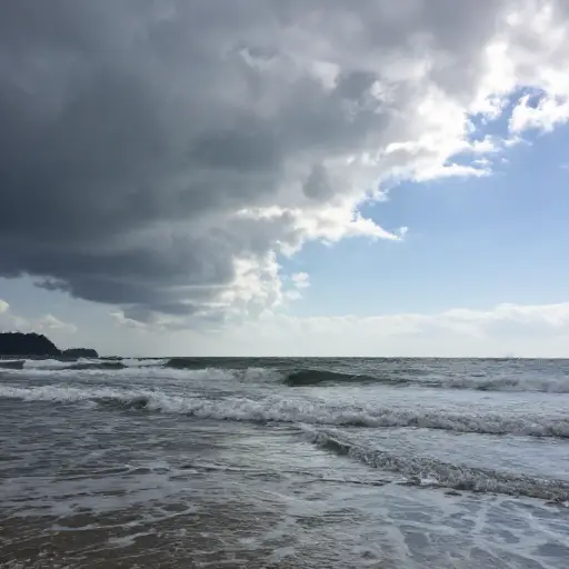 头两天天气太糟糕了，我们无法到达海滩，但最终天空放晴了。