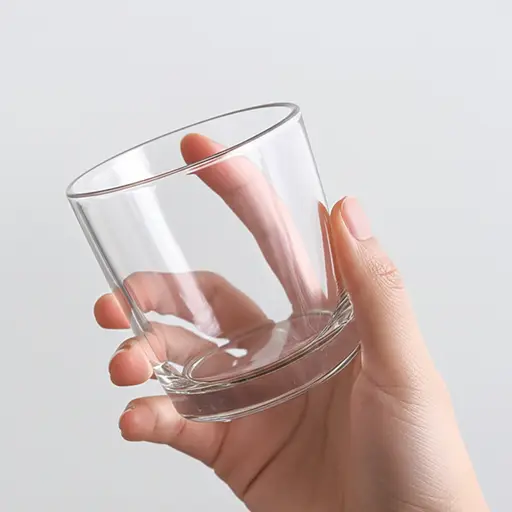 请小心地拿玻璃杯，不要摔碎了。