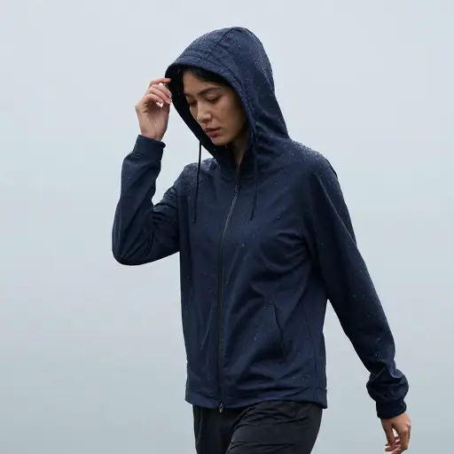 开始下雨时，她拉上了兜帽。