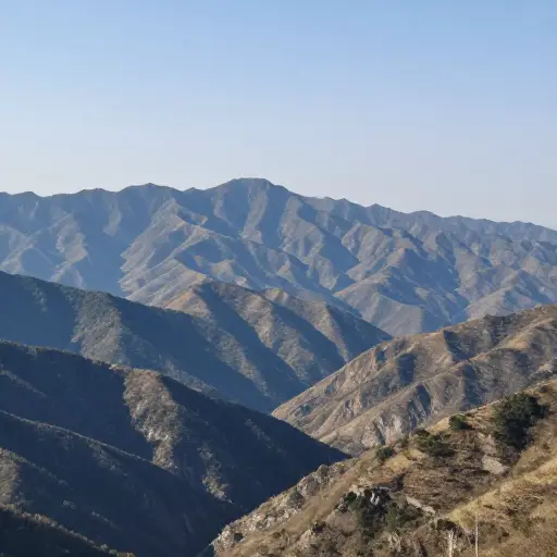 这条山脉构成了两个地区之间天然的边界。