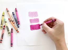 孩子们在用蜡笔画画。