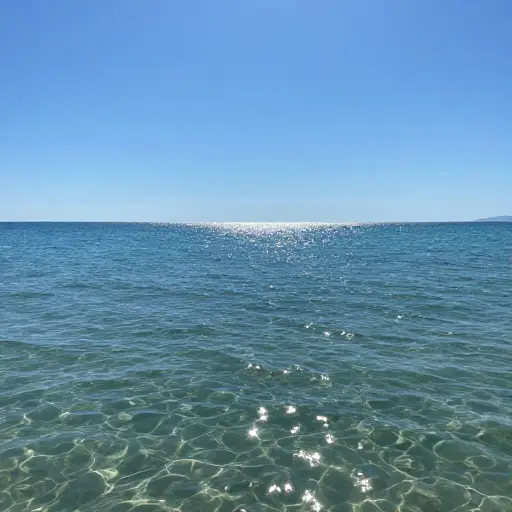 我们喜欢那里，因为天空是清澈的蓝色，大海是透明的。