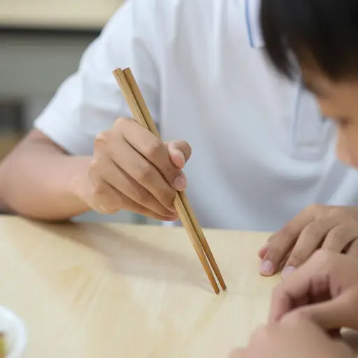 不要把筷子插进食物里。