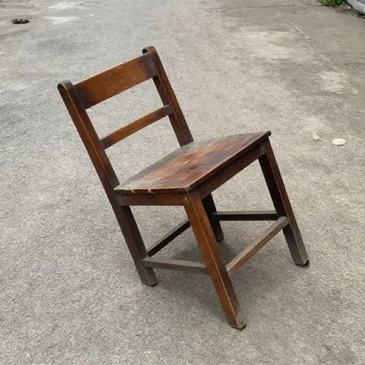 那把椅子在她的体重下垮塌了。