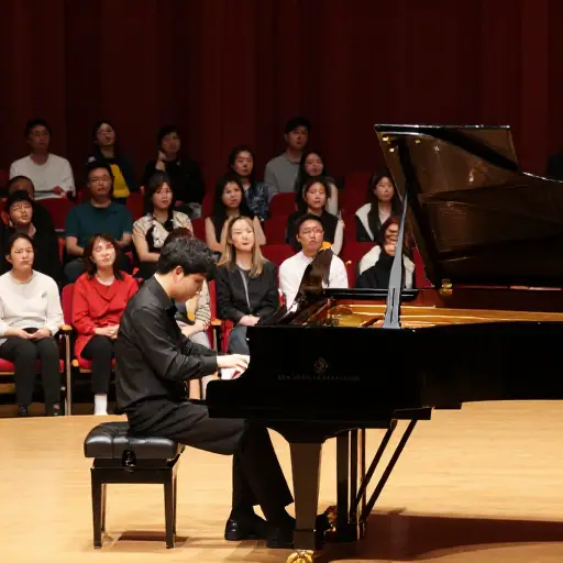 他的钢琴演奏深深迷住了在场的每一位观众。