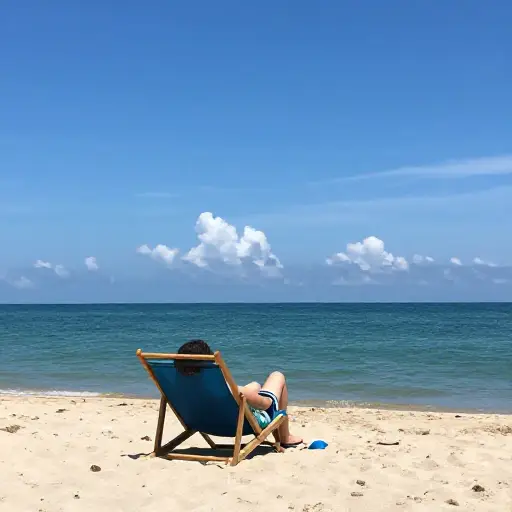 我更喜欢在七月旅行，因为那是假期，我不会有任何特殊的义务。