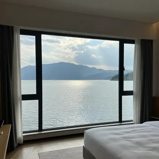 这家酒店能欣赏到湖面令人惊叹的景色。