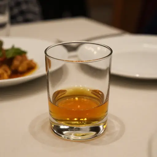 晚餐后有时会享用一杯烈酒。