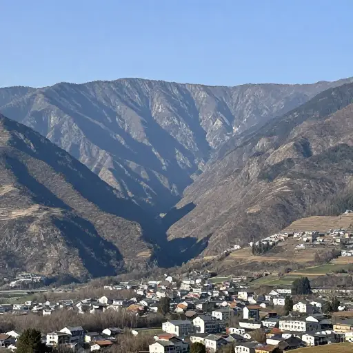 我认为我镇附近最有趣的地方是那些山，它们就像我国和中国之间的一堵墙。