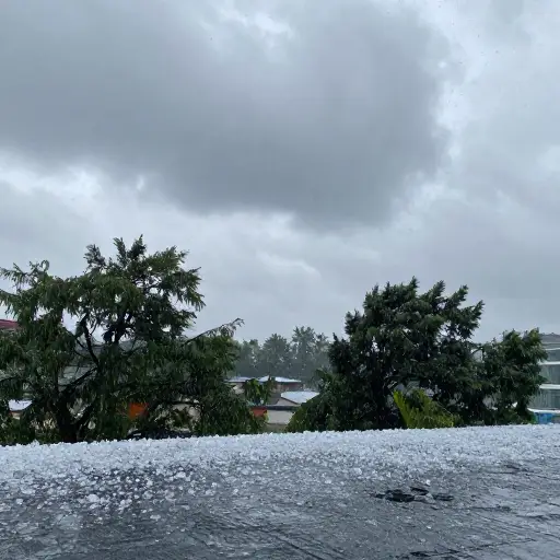 暴风雨期间下着很大的冰雹。