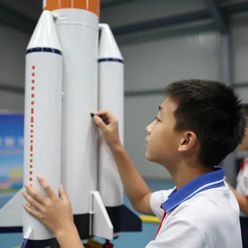 我想乘火箭飞入太空。