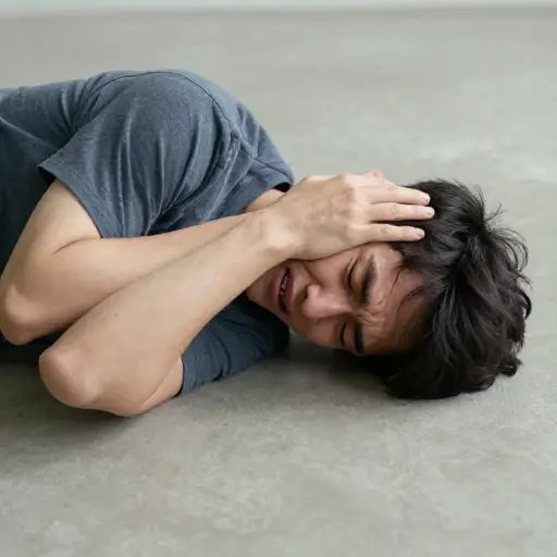 我摔倒并摔裂了头骨。
