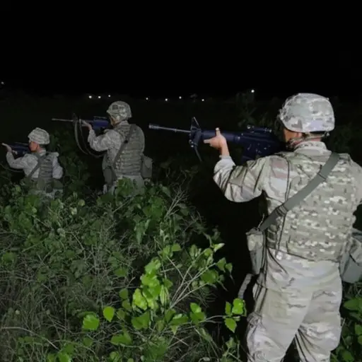 突击队员在夜间潜入敌方阵地执行侦察任务。