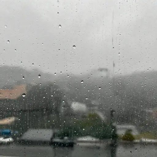 外面雨下得很大。