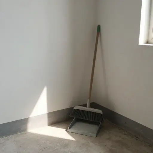 灰尘会在不经常打扫的角落慢慢堆积。