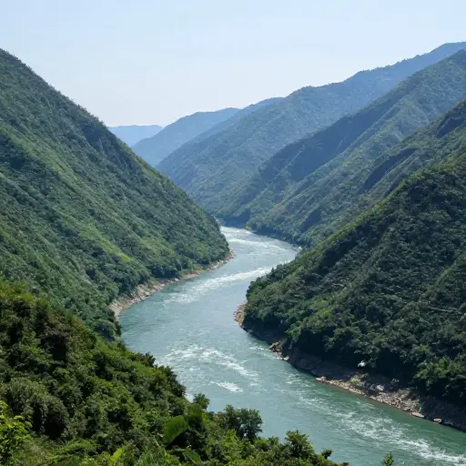 这条河在两座山之间流淌。