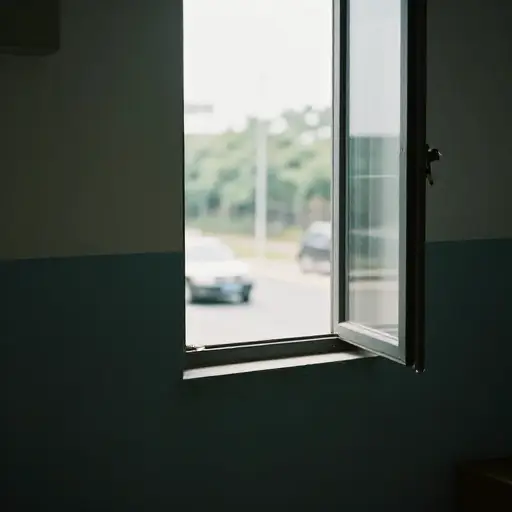 房间非常安静，尽管我能听到远处交通的声音。