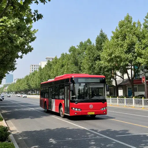 公共汽车沿着主路行驶。