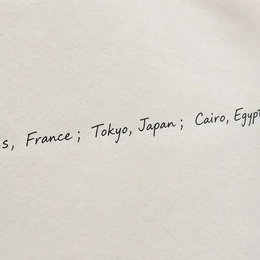 在复杂列表中，比如‘城市：伦敦，英国；巴黎，法国；和东京，日本’，分号有助于厘清分组。