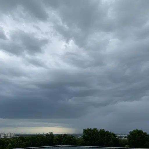 云层正在移动，看起来要下雨了。