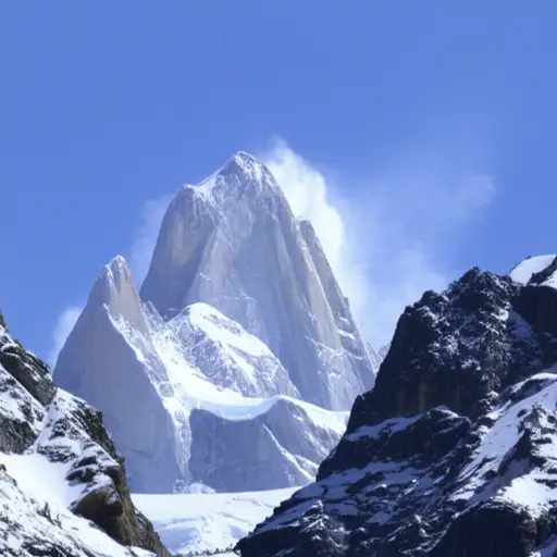 这座山被白雪覆盖，顶峰宛如被戴上了一顶王冠。