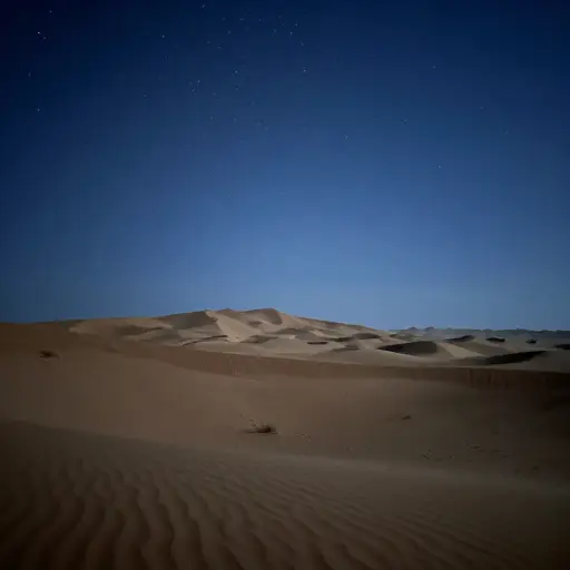 当夜晚降临时，沙漠中的温度显著下降。