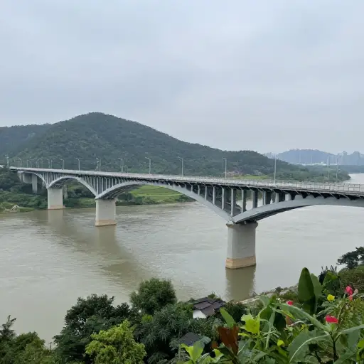 这座桥建造得十分坚固，以抵御地震。
