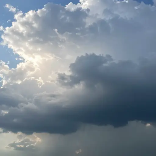 清晨明媚的阳光被乌云和大雨所取代。