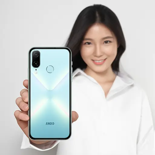 这款新手机非常适合她的手型，就像定做的一样。