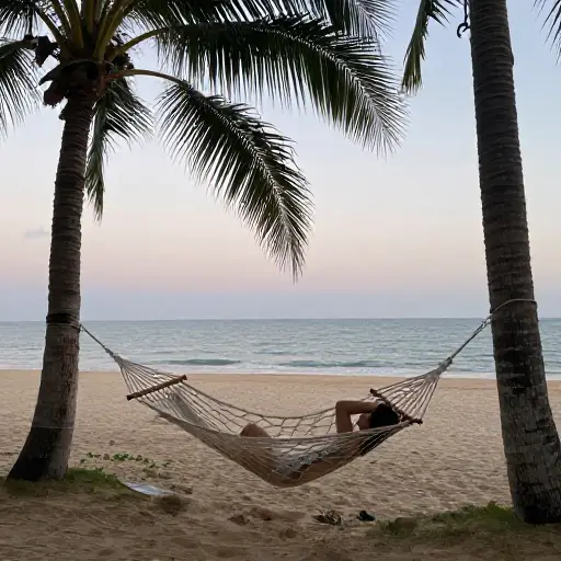 躺在海边的吊床上，听着海浪声，这就是我心目中的天堂。