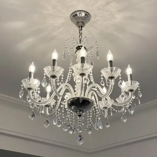 这个枝形吊灯是由精致的水晶制成的。