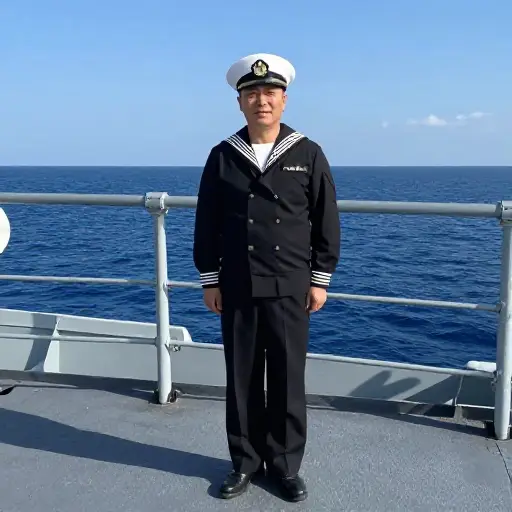 我父亲曾在海军担任军官。