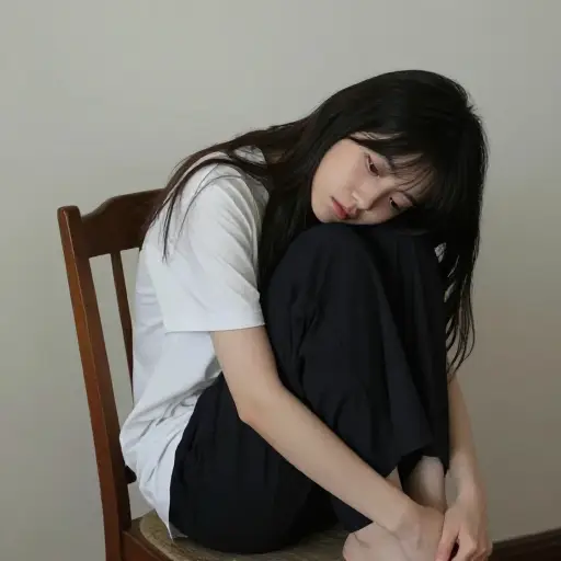 多拉脸色苍白，瘫坐在椅子上。